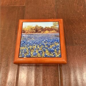 Wooden Bluebonnet Box with four matching bluebonnet coasters.